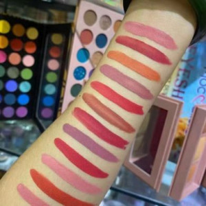   12   12 lip glaze lipstick sets boxed Shenzhen Caijihui Information Technology AL-610494657825 -  